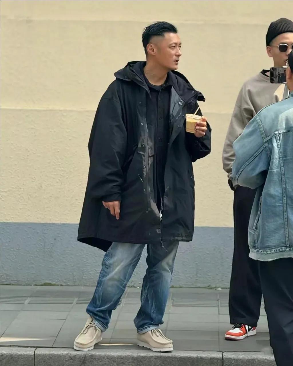 上海偶遇余文乐，气质还是在的，就是这次的穿搭感觉不是很好，就这一身来说，真感觉不