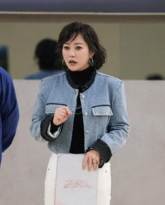 48岁郝蕾剪款锁骨卷发嫩似少女，穿短牛仔搭白裤子，网友惊呼没认出来