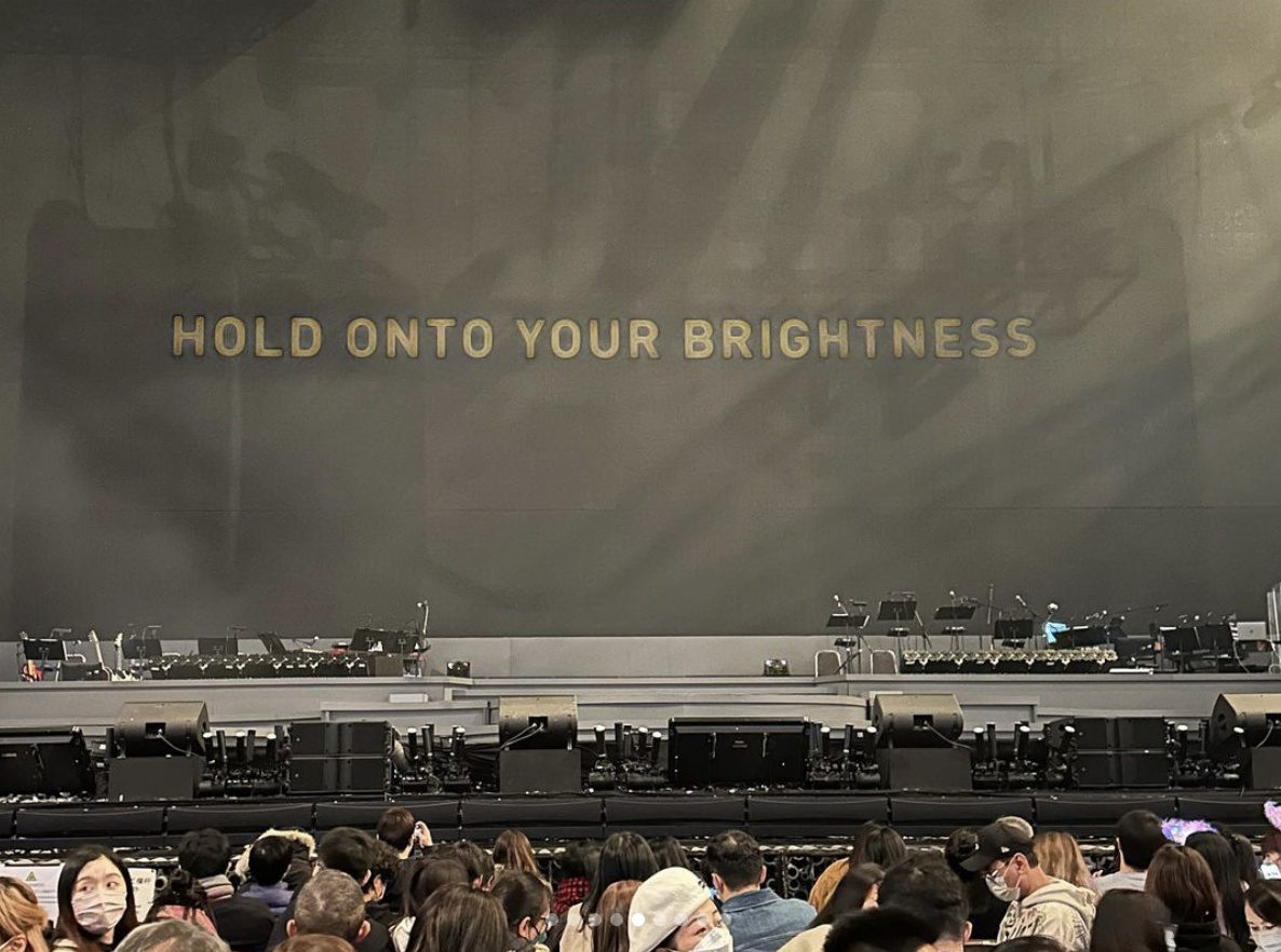 陈奕迅最近巡演，有一个标题： Hold onto your brightness