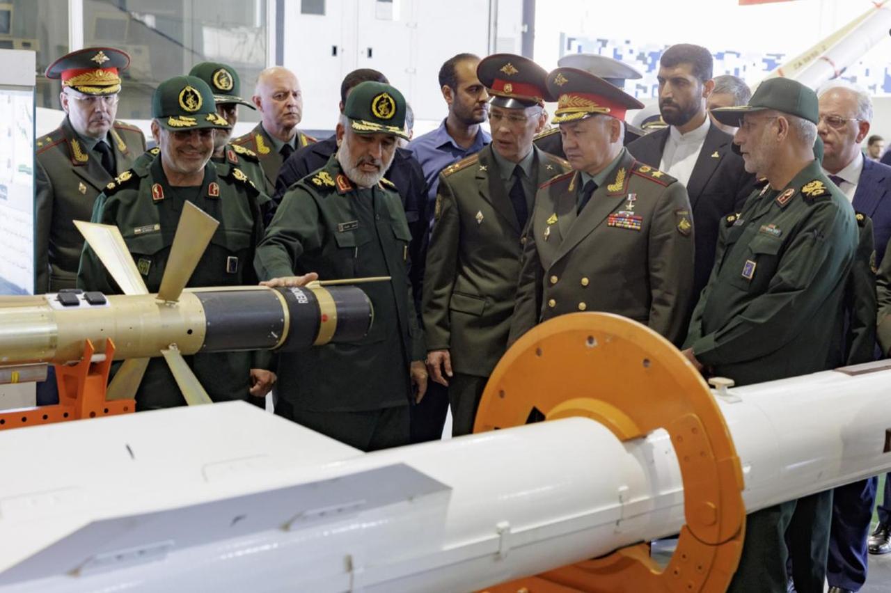 美国当初明目张胆援乌武器对抗俄罗斯，现在轮到俄罗斯公开力挺伊朗，直接输送武器对标