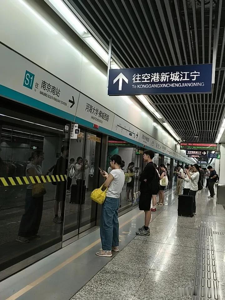 南京这三伏天简直是“桑拿地狱”！今早看到气象台继续发高温黄色预警，未来最高温 3