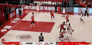 在今天进行的中国男篮和塞尔维亚KK FMP的热身赛中，发生了让人瞠目结舌的一幕。