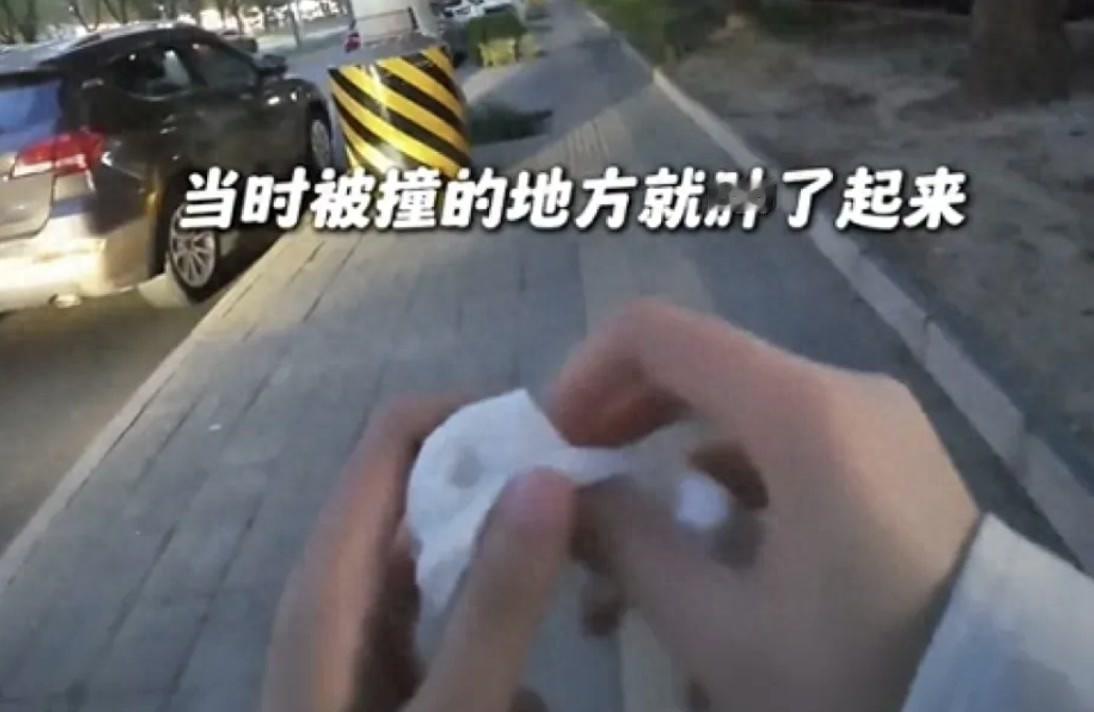 核心判断先写：这件事最大的伤害不是骗了流量——是下次盲道上真的有人被撞，旁观者的