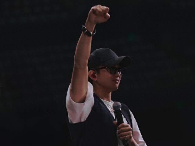 邓超共创之夜唱到升空开大 网友笑他是用四肢唱歌的歌手
