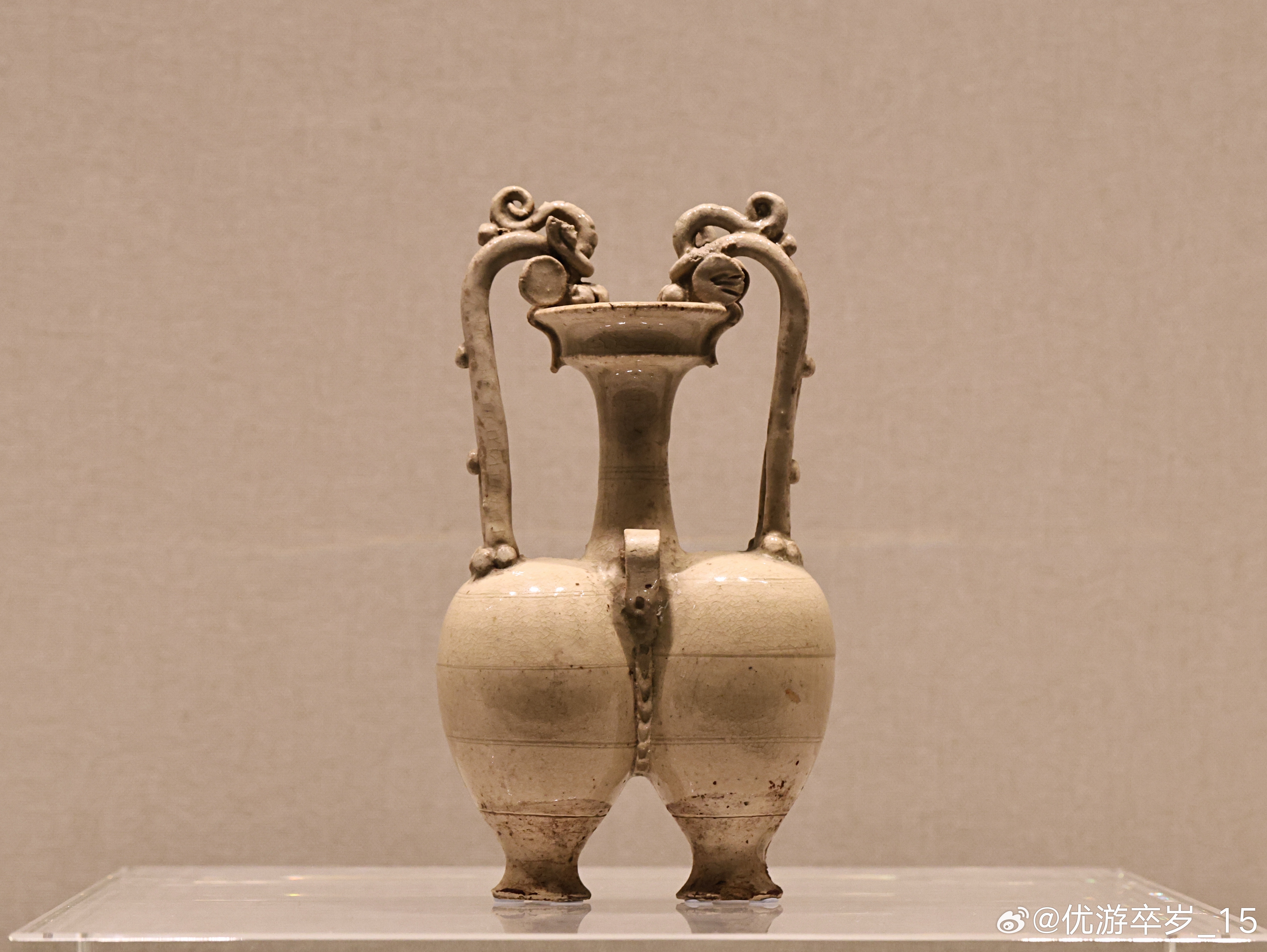195禁出国境文物（第三批） 白釉双龙柄联腹传瓶隋 （公元581-618年）天津