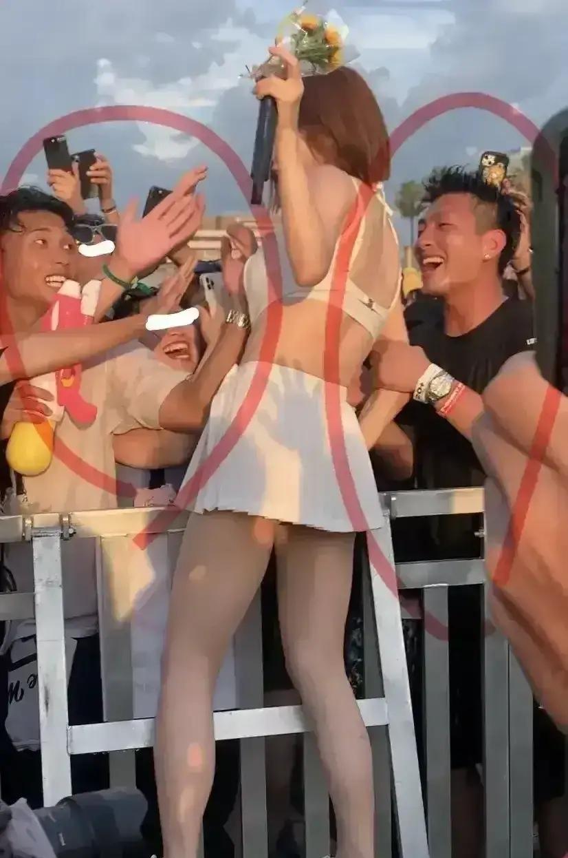 被袭胸的女艺人：日本大阪音乐节的恐怖瞬间
在日本大阪这个热闹的音乐节上，一位韩国