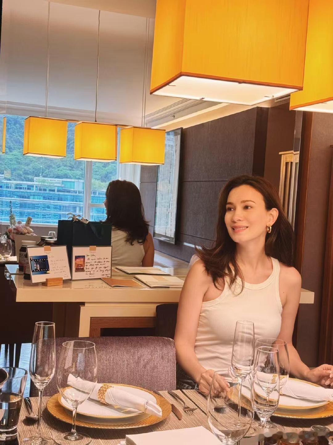 卢靖姗二胎状态从卢靖姗晒出的女儿背影照，都能感受到满满的爱，小公主快乐成长呀。卢