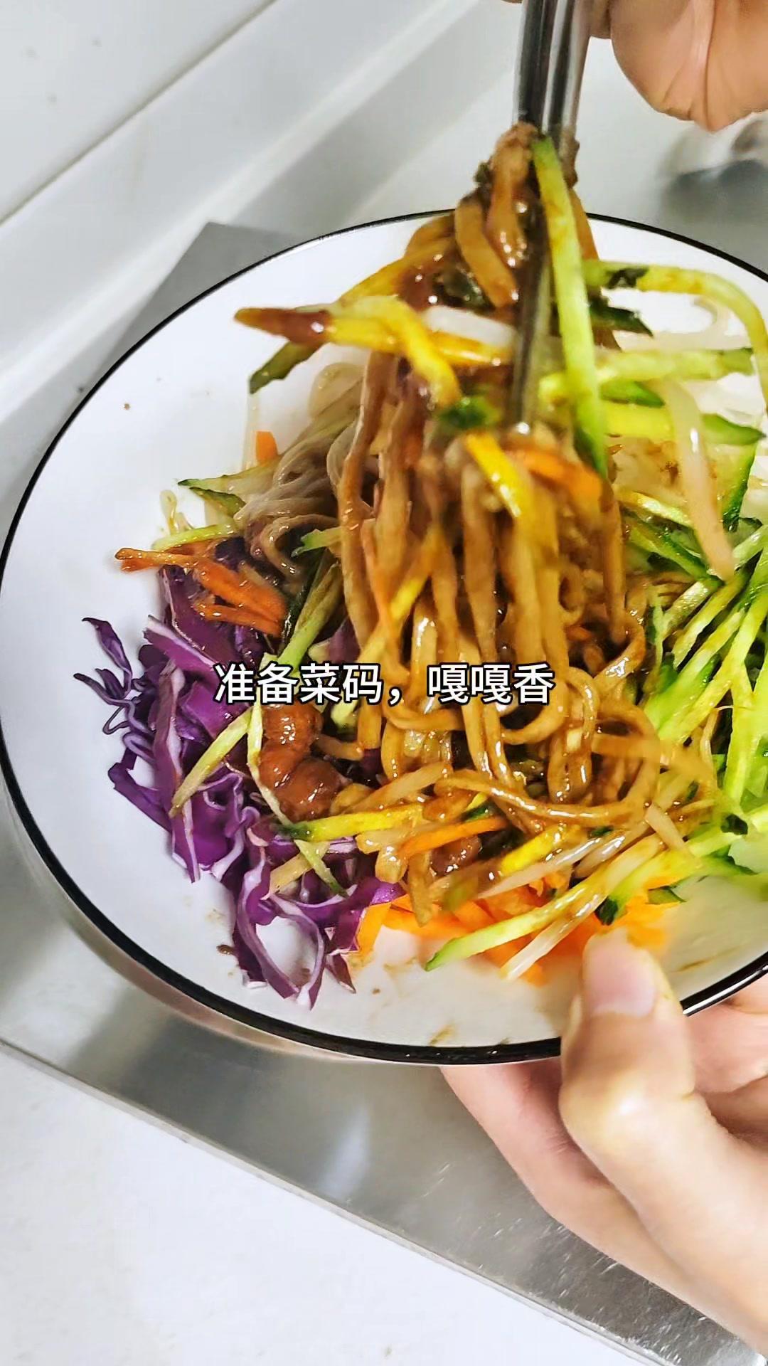 🍜这一碗杂酱面好过瘾！1️⃣转圈圈煮面，九成熟过凉水。

2️⃣肥些的五花肉丁