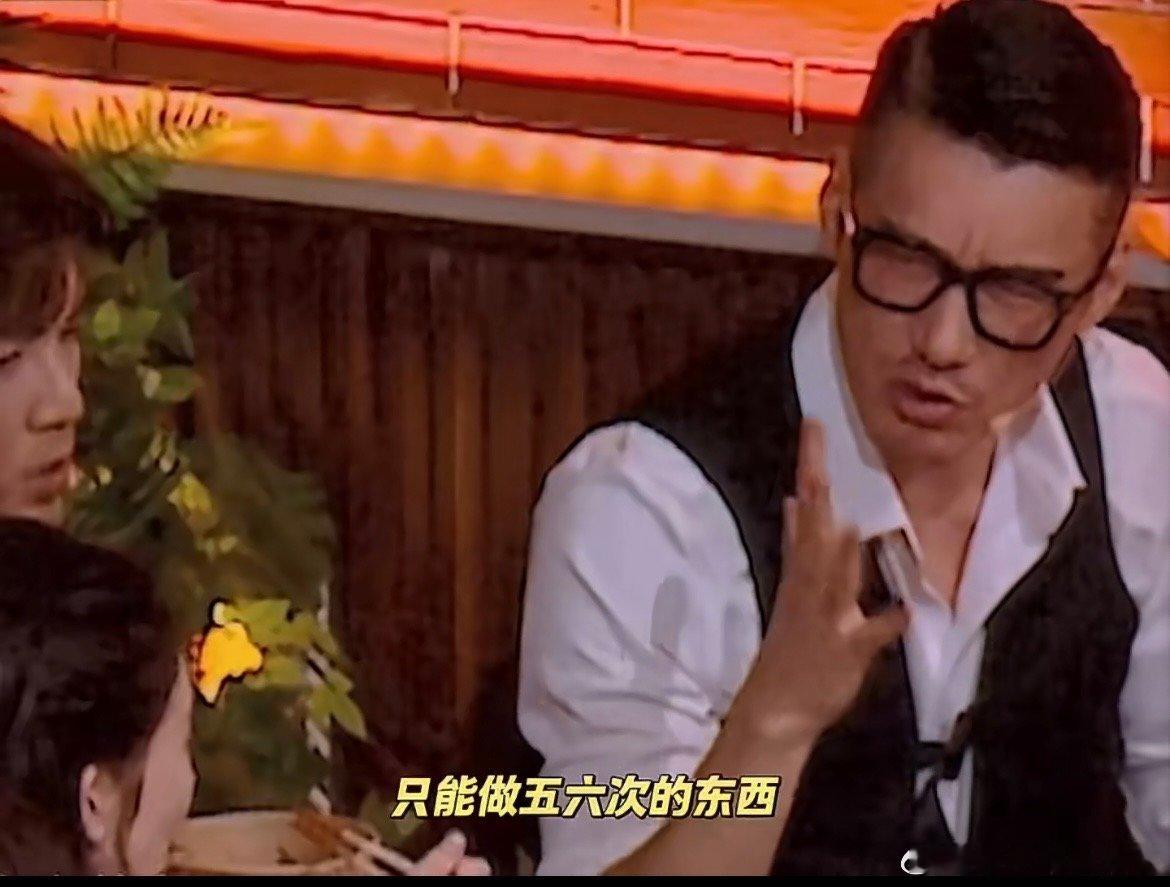 胡兵一直讲钟汉良一直吃 不管台上讲得多精彩，都阻挡不了钟汉良干饭的脚步。你好星期