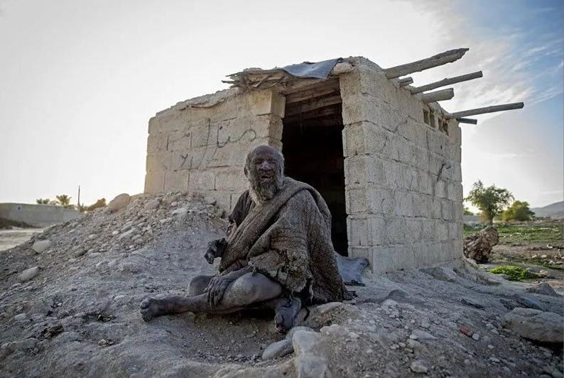 “你太脏了！”2022年，在好心人的劝说下，一位坚持了60年不洗澡的94岁伊朗老