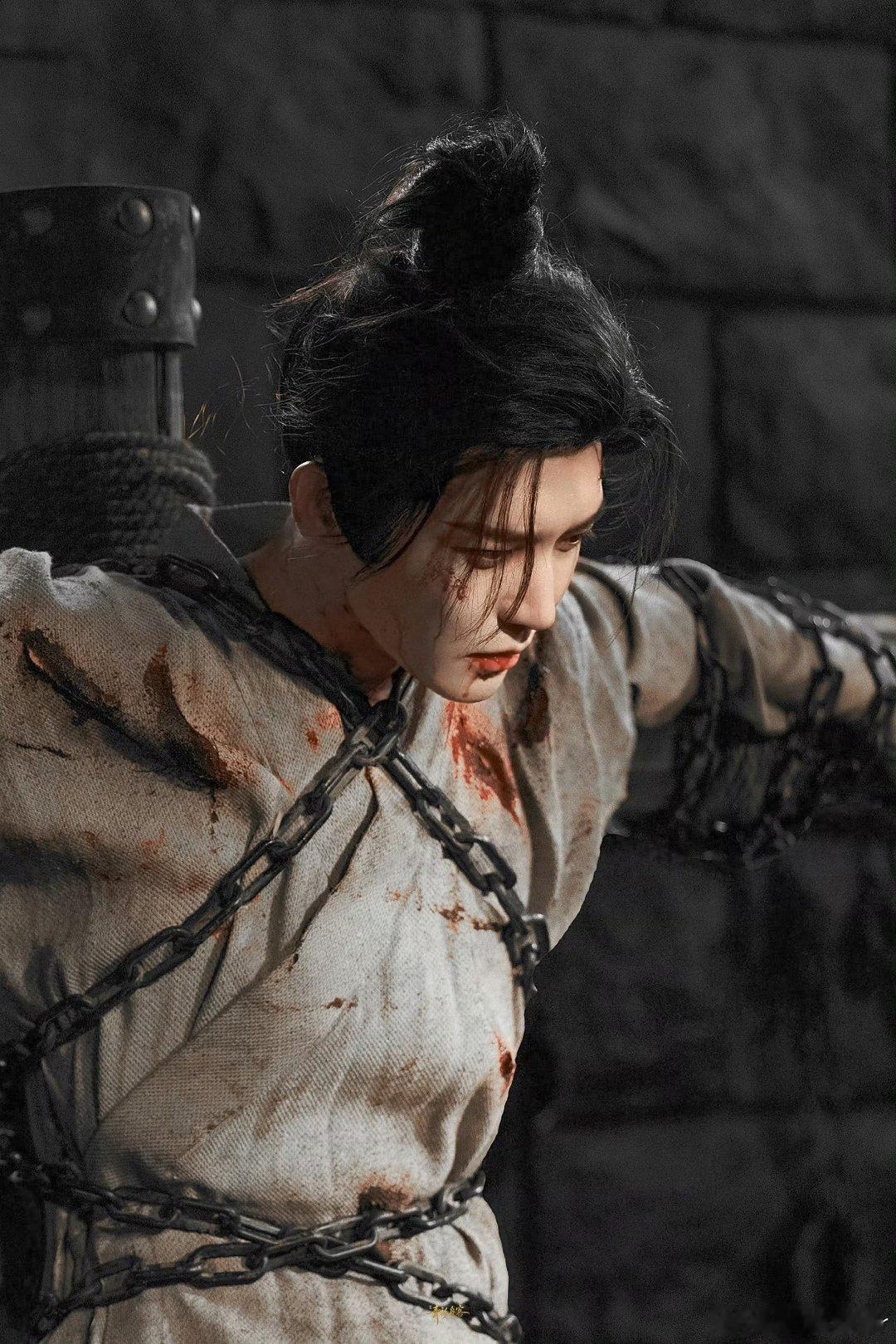 侯明昊生理性演技侯明昊在《雀骨》独创生理性演技，抛开表演套路设计，完全沉浸角色靠
