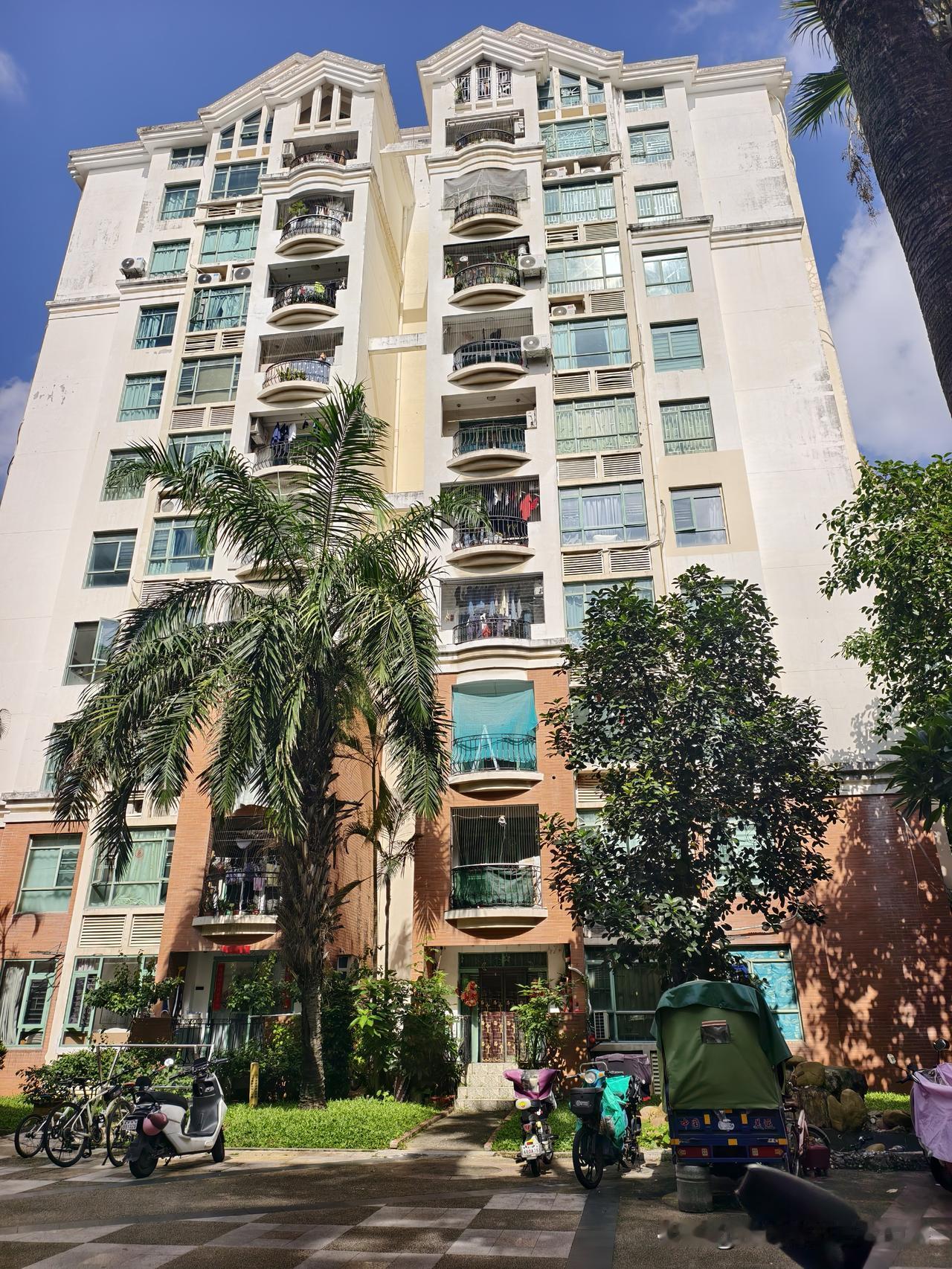 今天来布吉大芬地铁站附近，桂芳园三期，带客户看一套 85 平三房230 万，短短