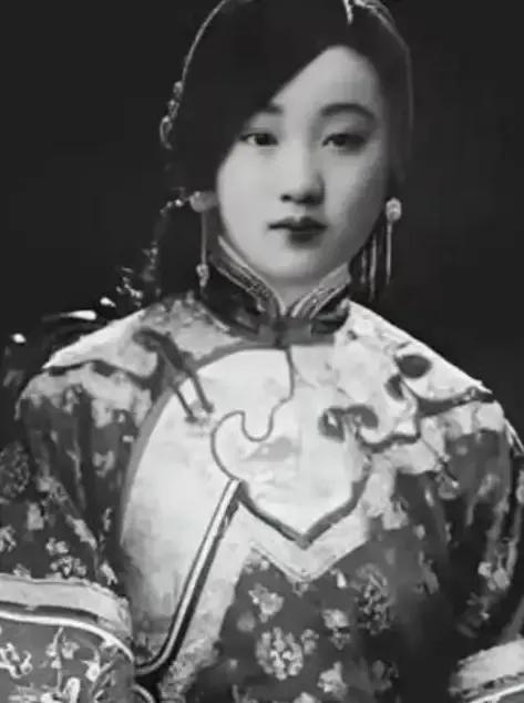 1894年，几个太监不顾珍妃的拼命挣扎，将她按在刑凳上。突然，两名太监粗鲁地扒掉