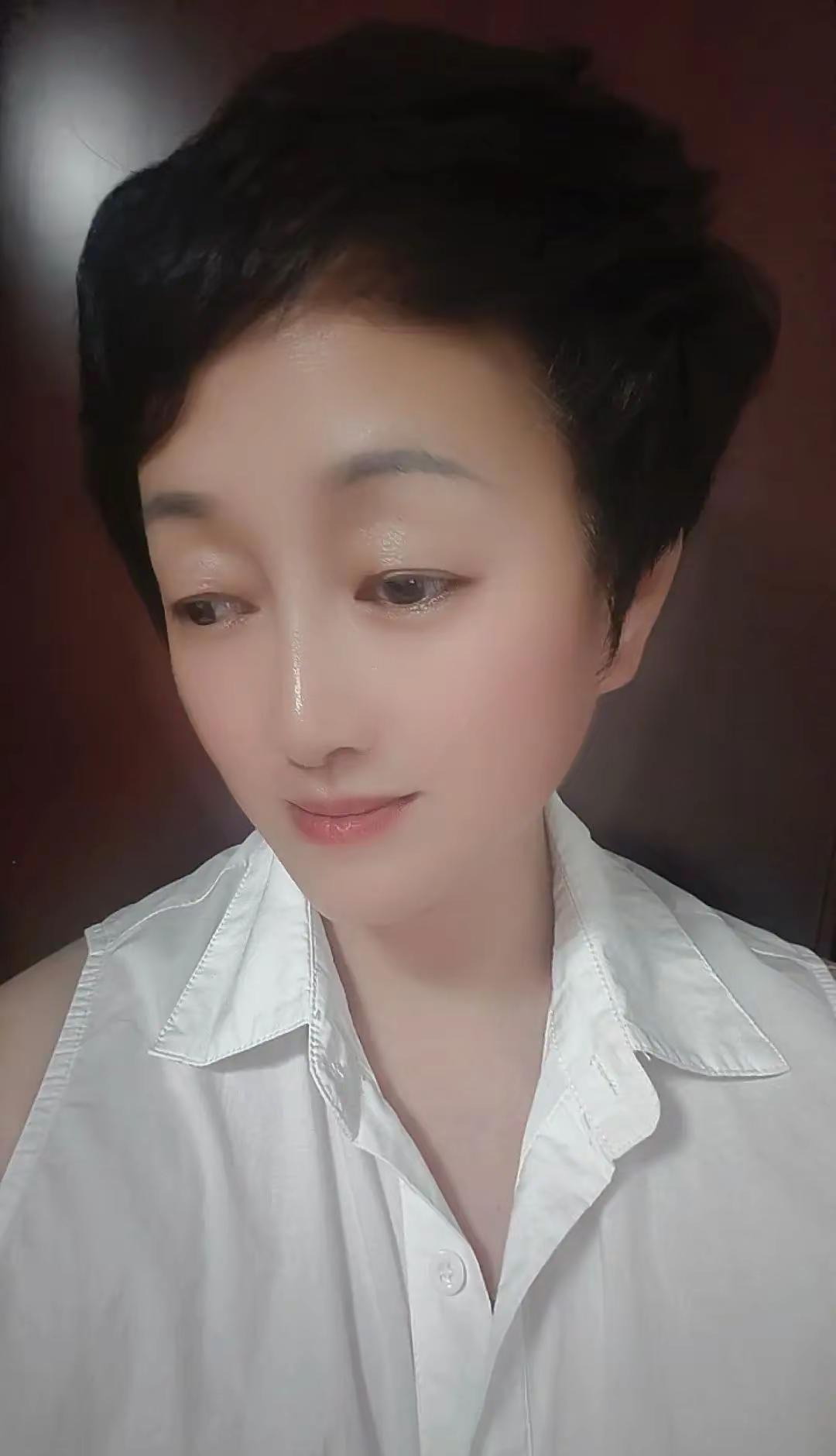 岁月不及念，一晃又一秋。有的人再见，有的人再也不见，这世间总是事事值得，事事也遗