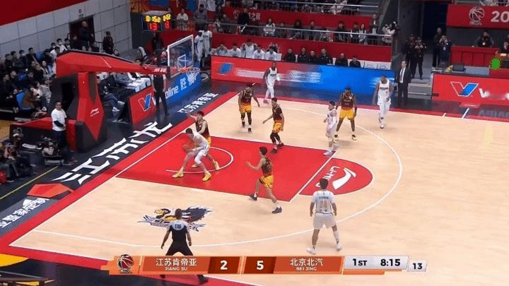 赵睿北京男篮首秀 赵睿为北京首钢 投进的第一球，纪念一下！尽管一直在恢复腿伤没打