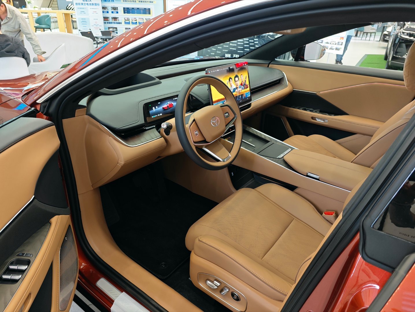 我去店里看了丰田铂智7 坦白说我非常喜欢，他的吸引力跟方程豹钛7是一个样的，空间