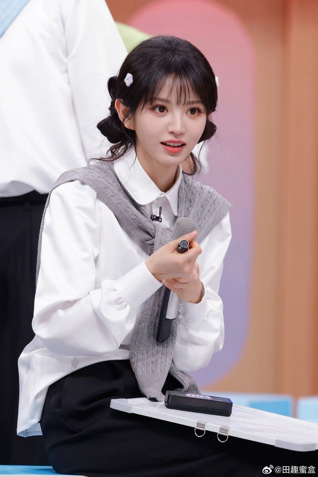 田曦薇收到草莓小猪 田曦薇收到草莓小猪那一刻，整个人都软了。抱着小猪又笑又晃，那