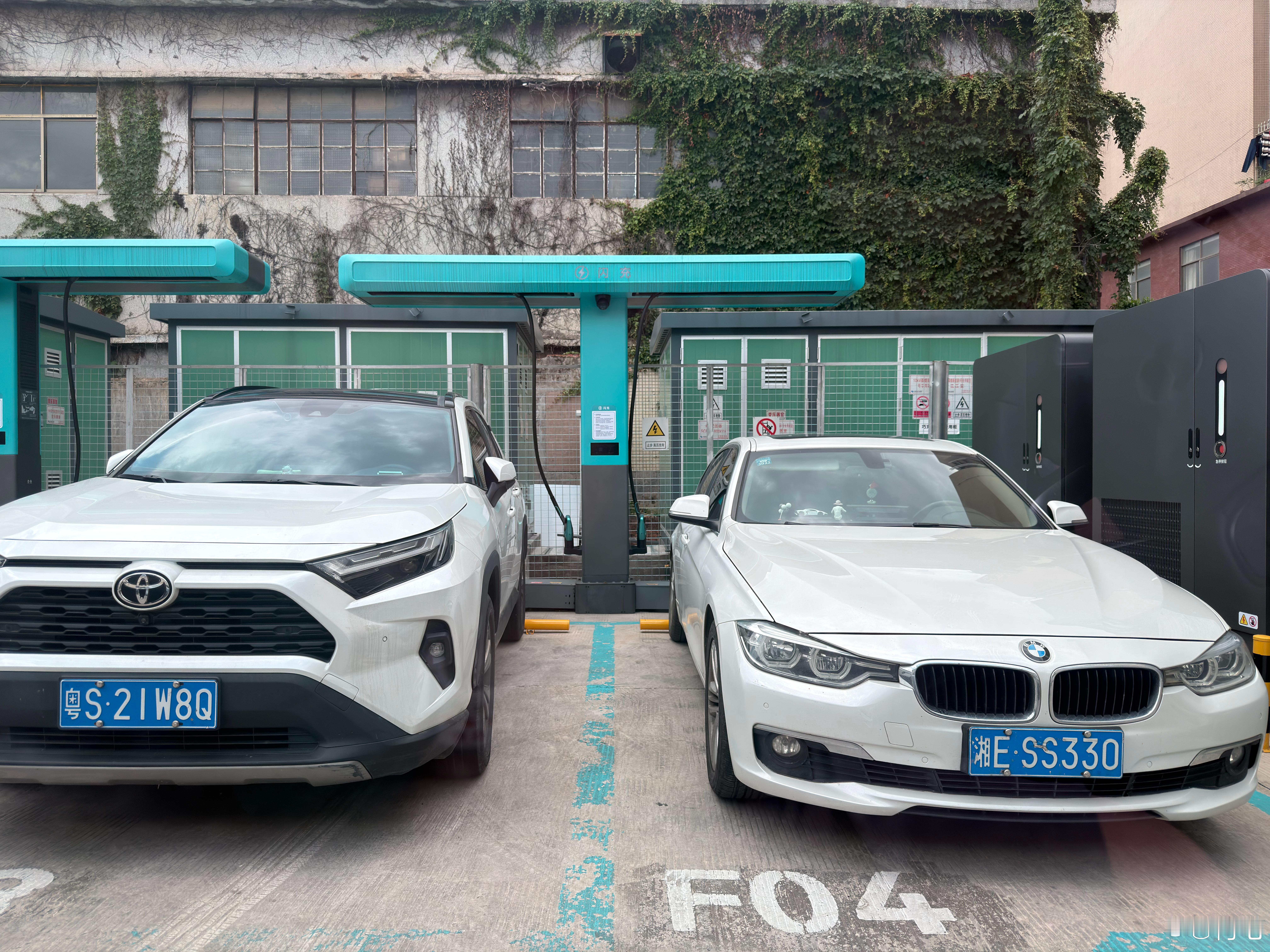 此时你要闪充，面对这样的油车占位，你们会怎么办？ 东莞
