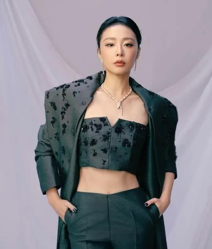 高叶这套墨绿西装造型气场全开！抹胸钉珠内搭露腰利落，披穿长款外套又飒又贵气，成熟