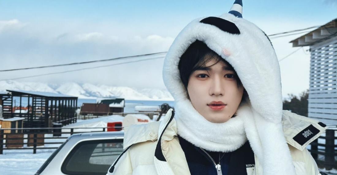 宋亚轩中指无名指比耶，跟着亚轩学新的拍照姿势