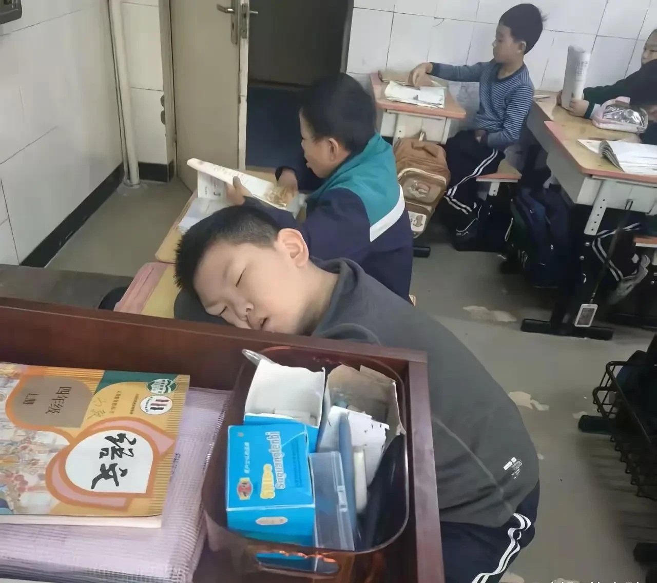 不得不说，挨着讲台这个位置，不是老师的心腹，就是心腹大患 