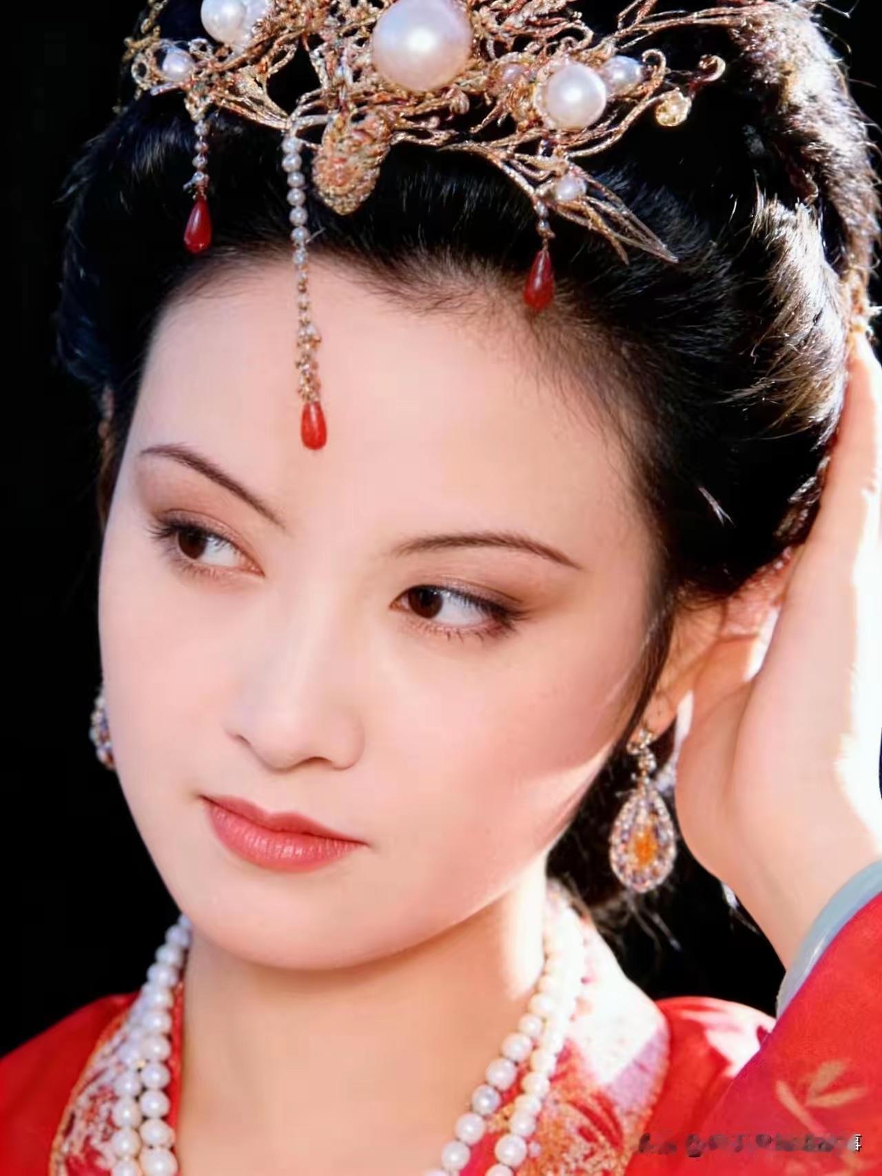 电视剧（红楼梦）太好看太火了，带火一大批优秀演员，陈晓旭、欧阳奋强、邓捷等。
