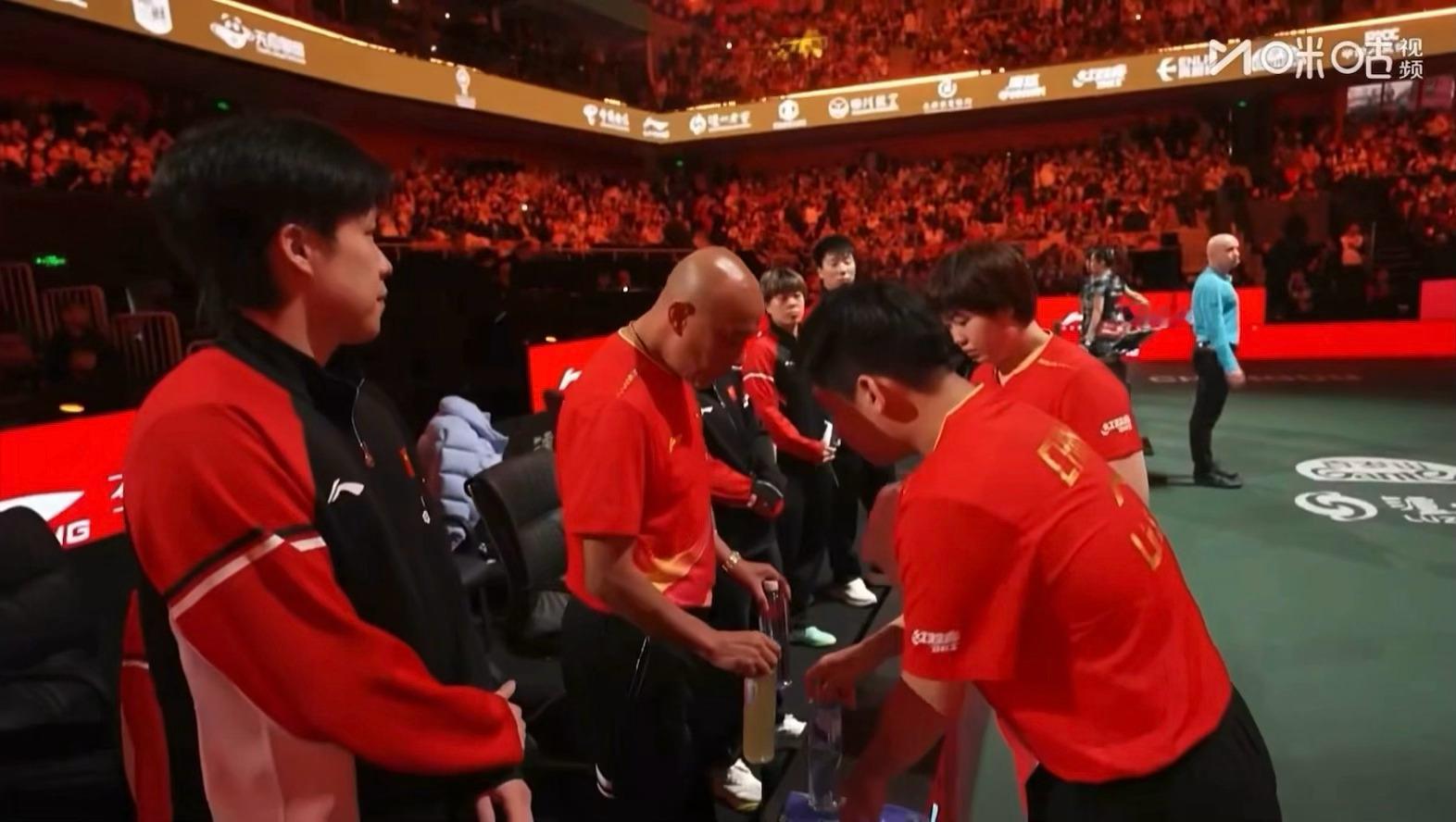 偷看的很明显了 故意的吧🫰🏻 