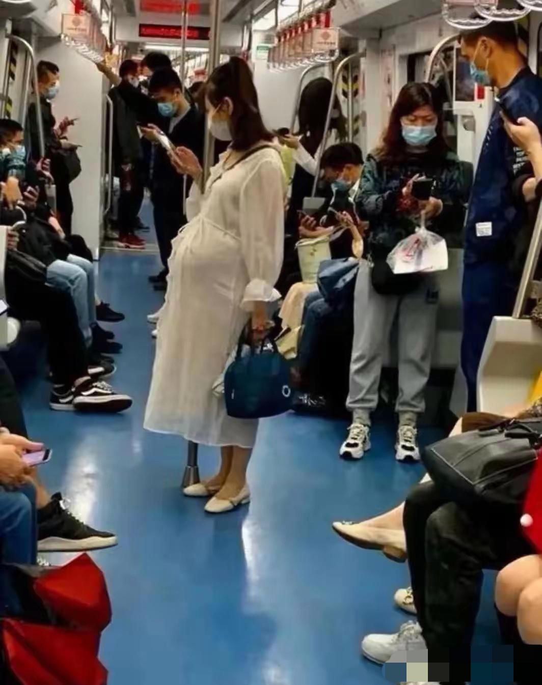 昨天上海9号线地铁上，一个孕妇站着五站无人让座，她突然蹲下众人以为要生了，谁知一