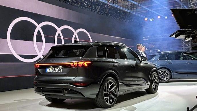 【#奥迪Q6 e-tron全球首发#】3月19日凌晨，奥迪Q6 e-tron全球