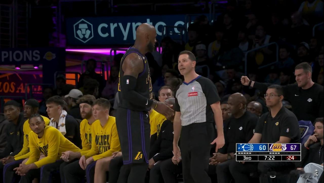 湖人超级巨星詹姆斯真是太会演戏了！在今天湖人主场以109：110输给魔术的赛后采