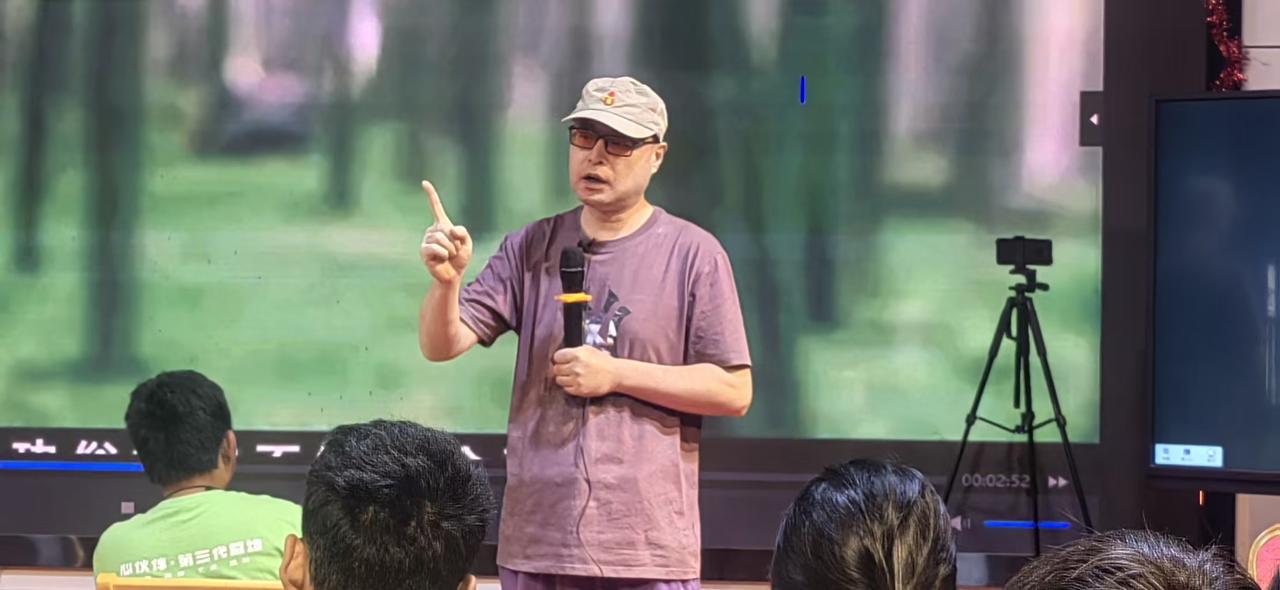 8月9日 小明老师青少年美育认知课总结：

1. 锁定课程核心目标：
围绕情商塑