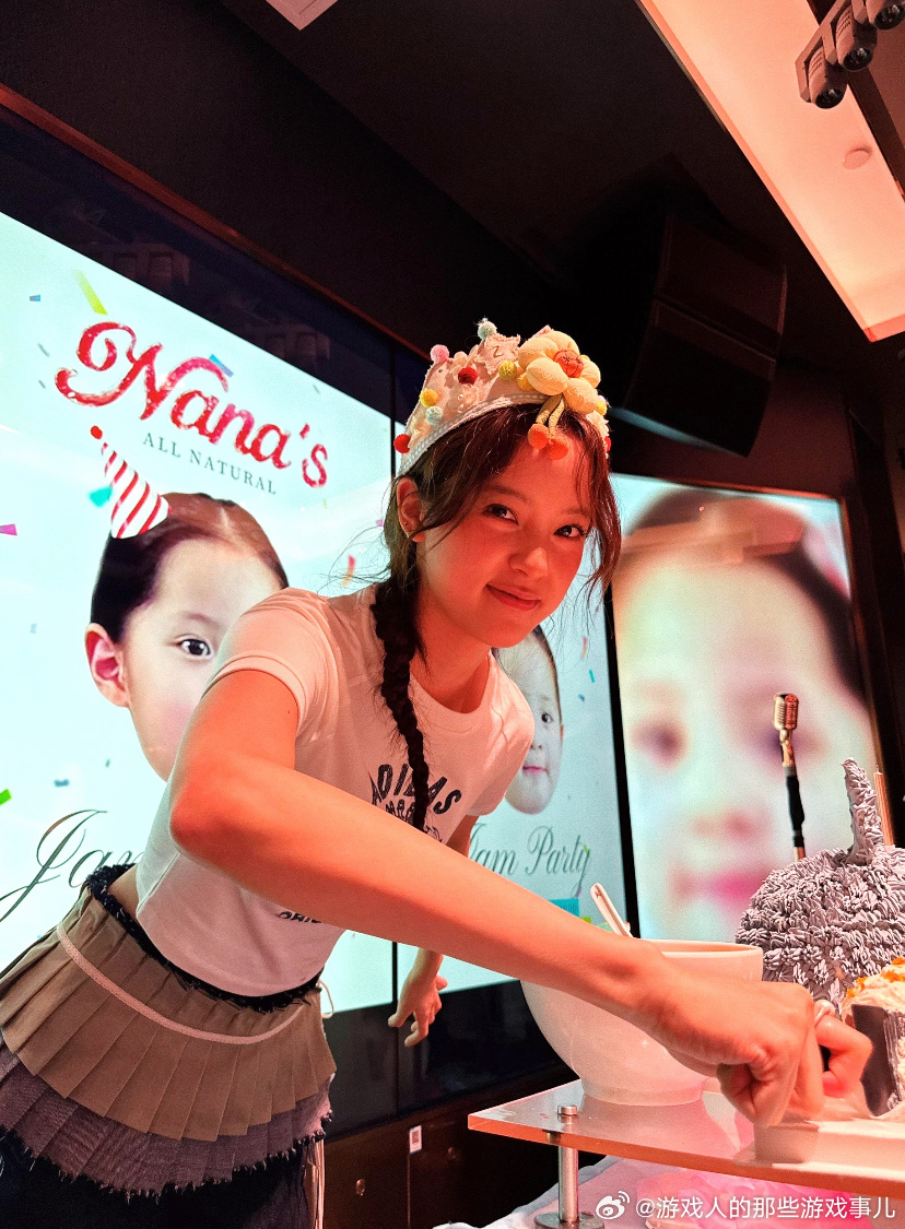 欧阳娜娜又带火一种生日照模板此女难道没有创作瓶颈吗？为什么每一张照片都这么好看该