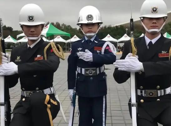 国家统一后18万台军怎么办？有消息称，台湾现役部队大约有18万人左右，统一后这部