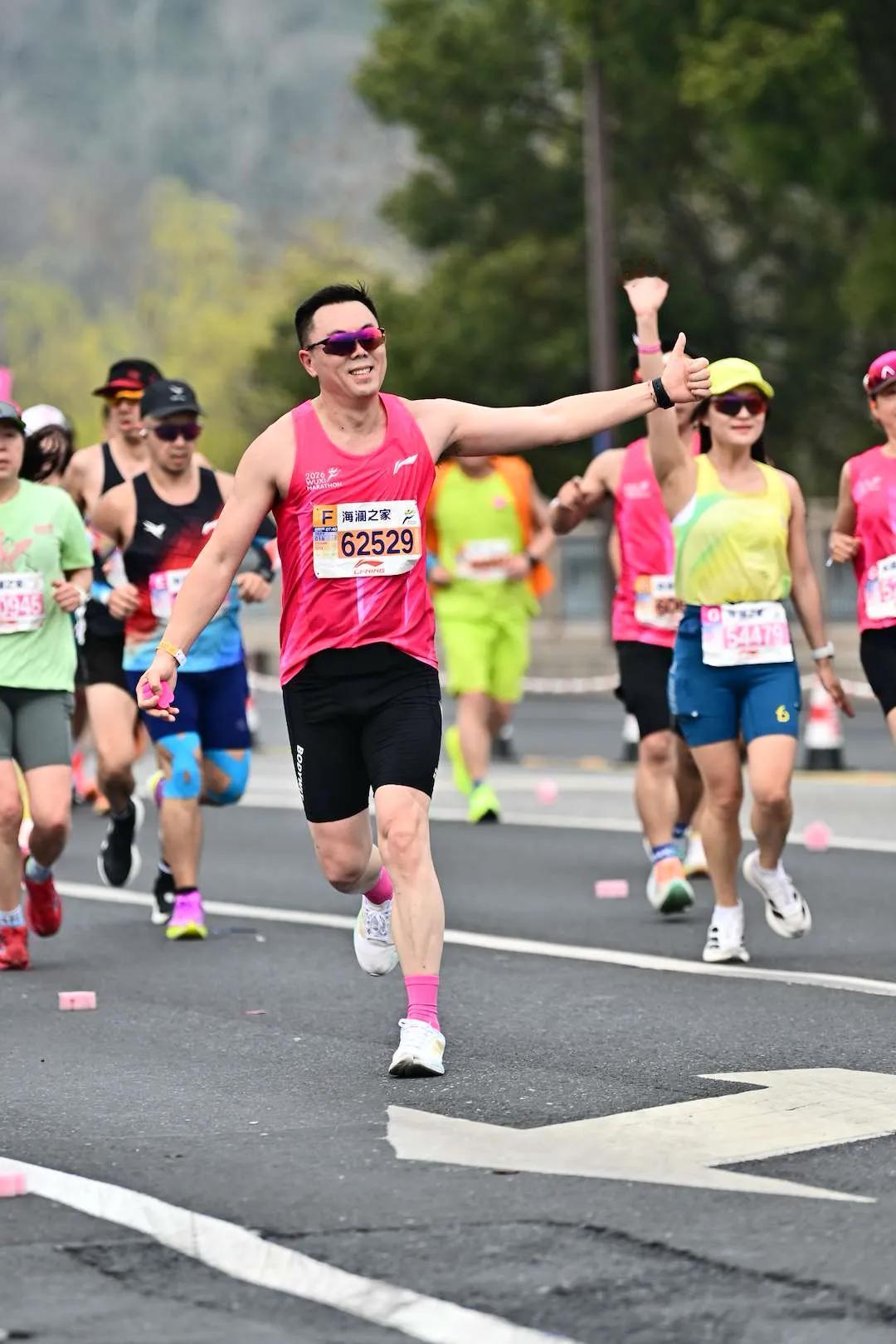 我这体力，真得给自己点个赞。

昨天上午在无锡跑完半马，下午就赶回上海，晚上还陪