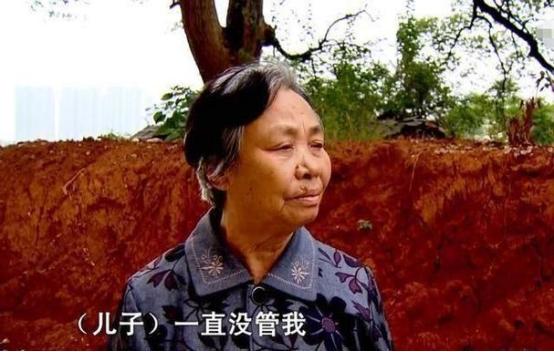 恶有恶报！恶毒婆婆因为一只鸡逼死大儿媳，最终落得无人问津的凄惨下场。
 
201