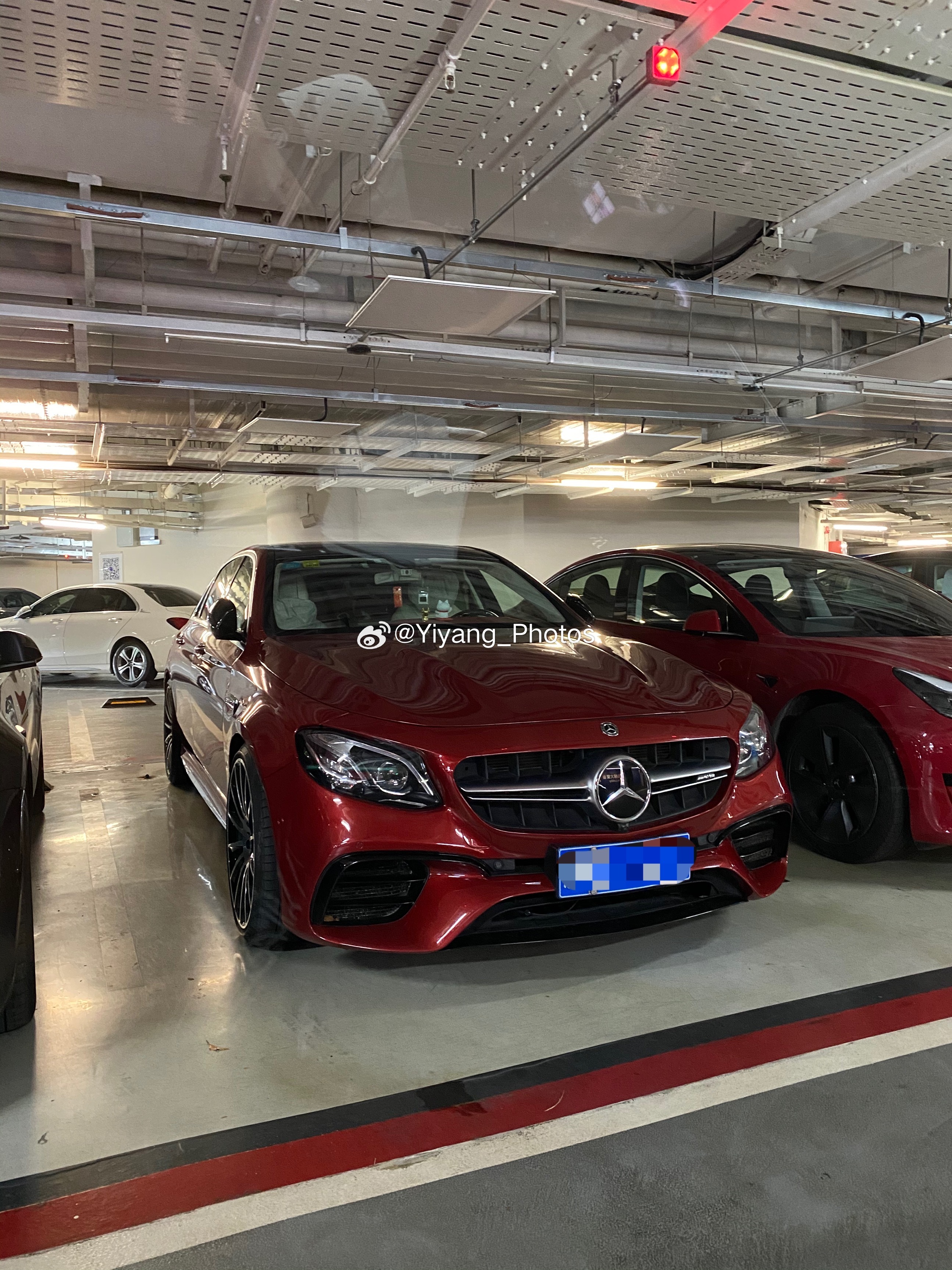 前几天遇到的一台E级, 第一眼看到前脸还以为是63, 心里还想红色的好像从来没见