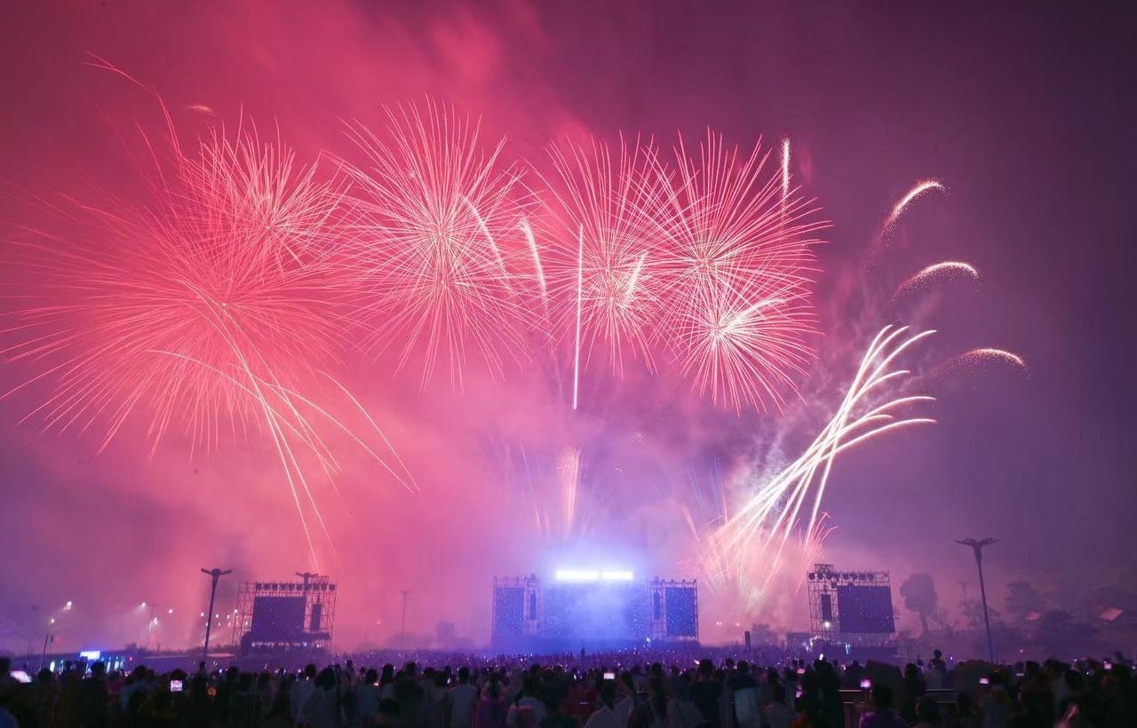 在暑期场基础上全面升级，漫天烟花持续绽放，尤其是无人机挂载烟花创意十足，视觉效果