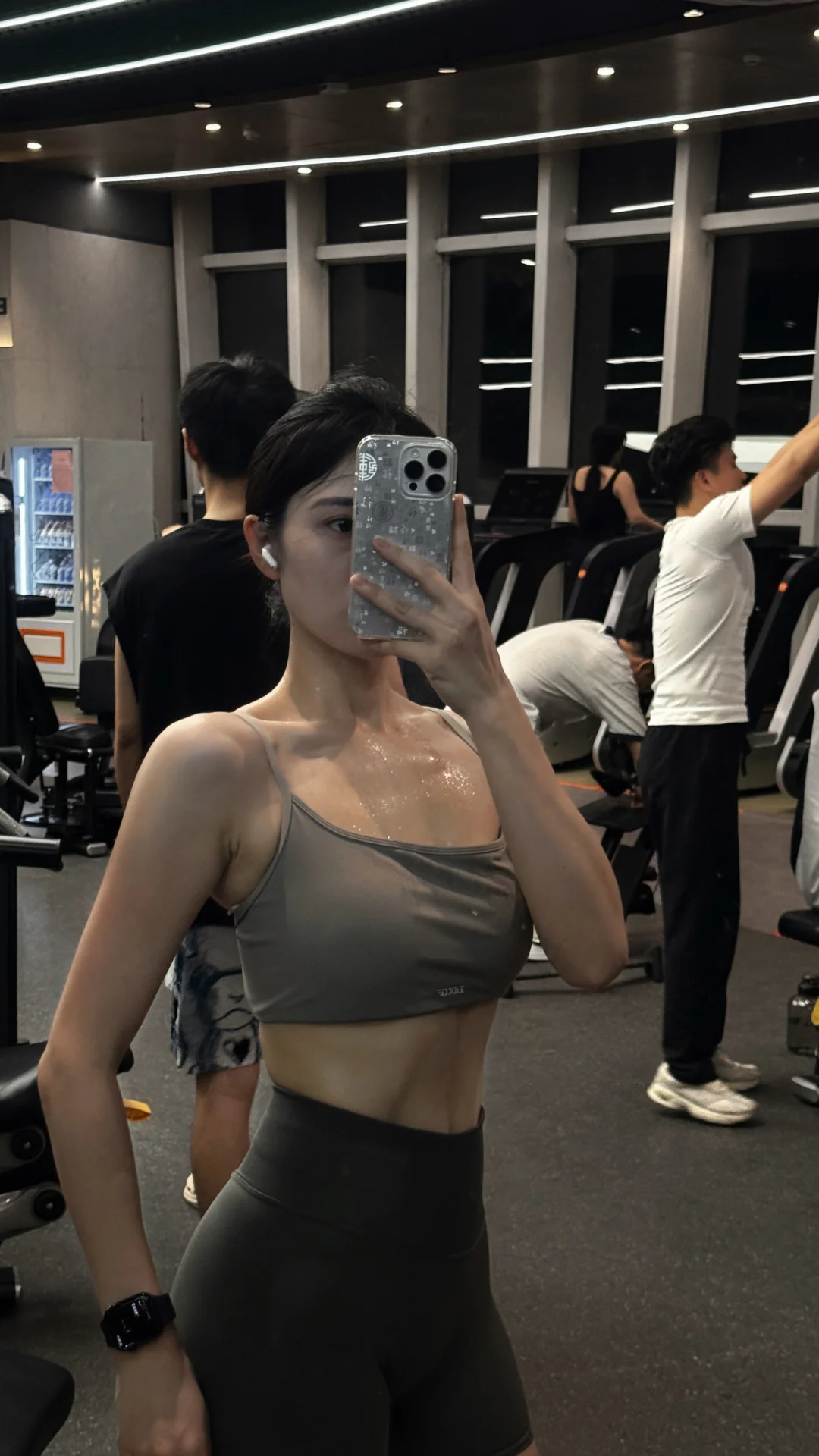 下了班还能去健身房的女人 没有一个是孬种