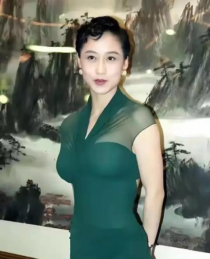 谁说“花瓶”不能传承？
 
香港M+博物馆的学者们盯着她的旧照做学术分析时，利智