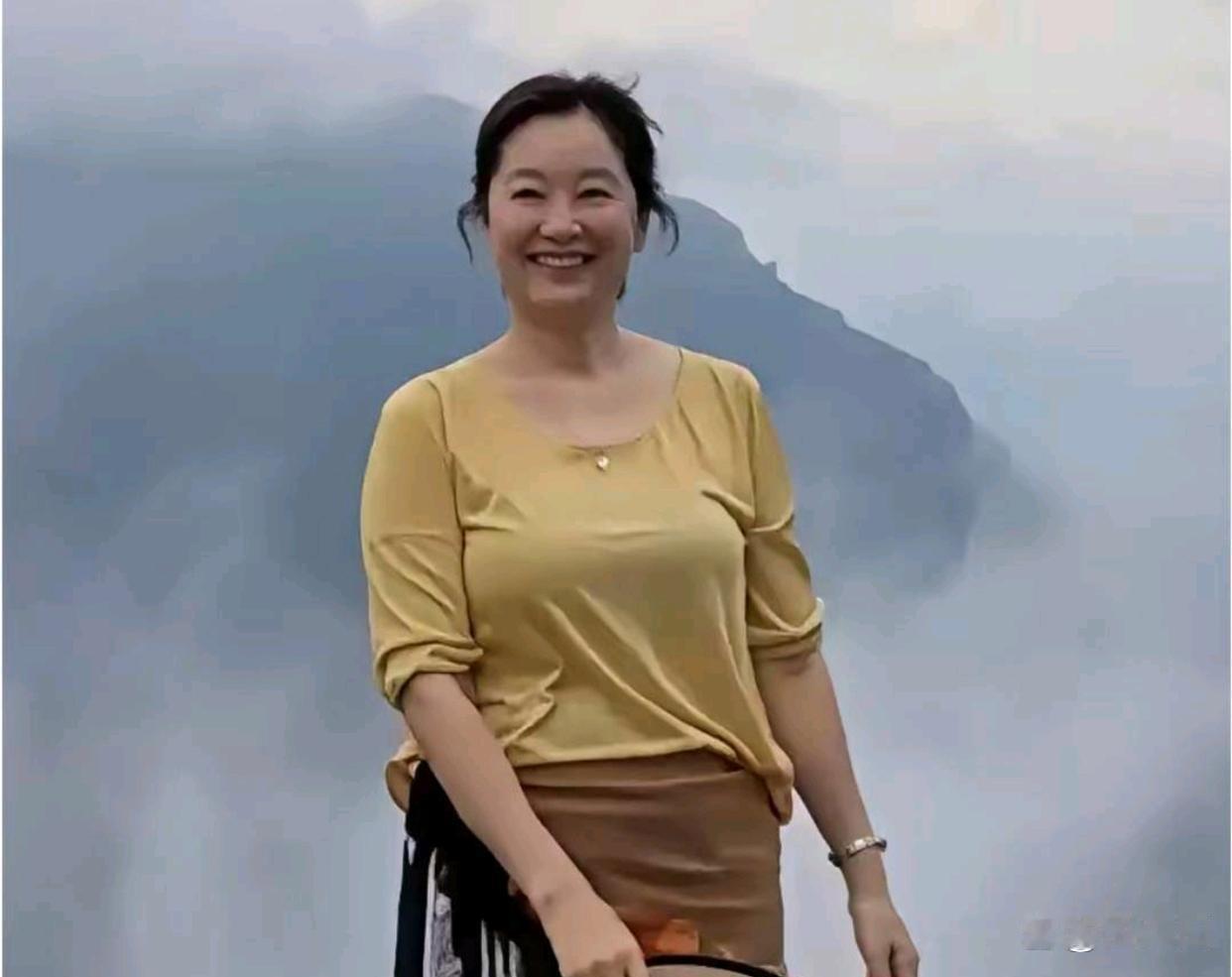 纵然岁月流逝，林青霞依旧优雅从容，年岁增长，沉淀出独属于她的温婉气度。 