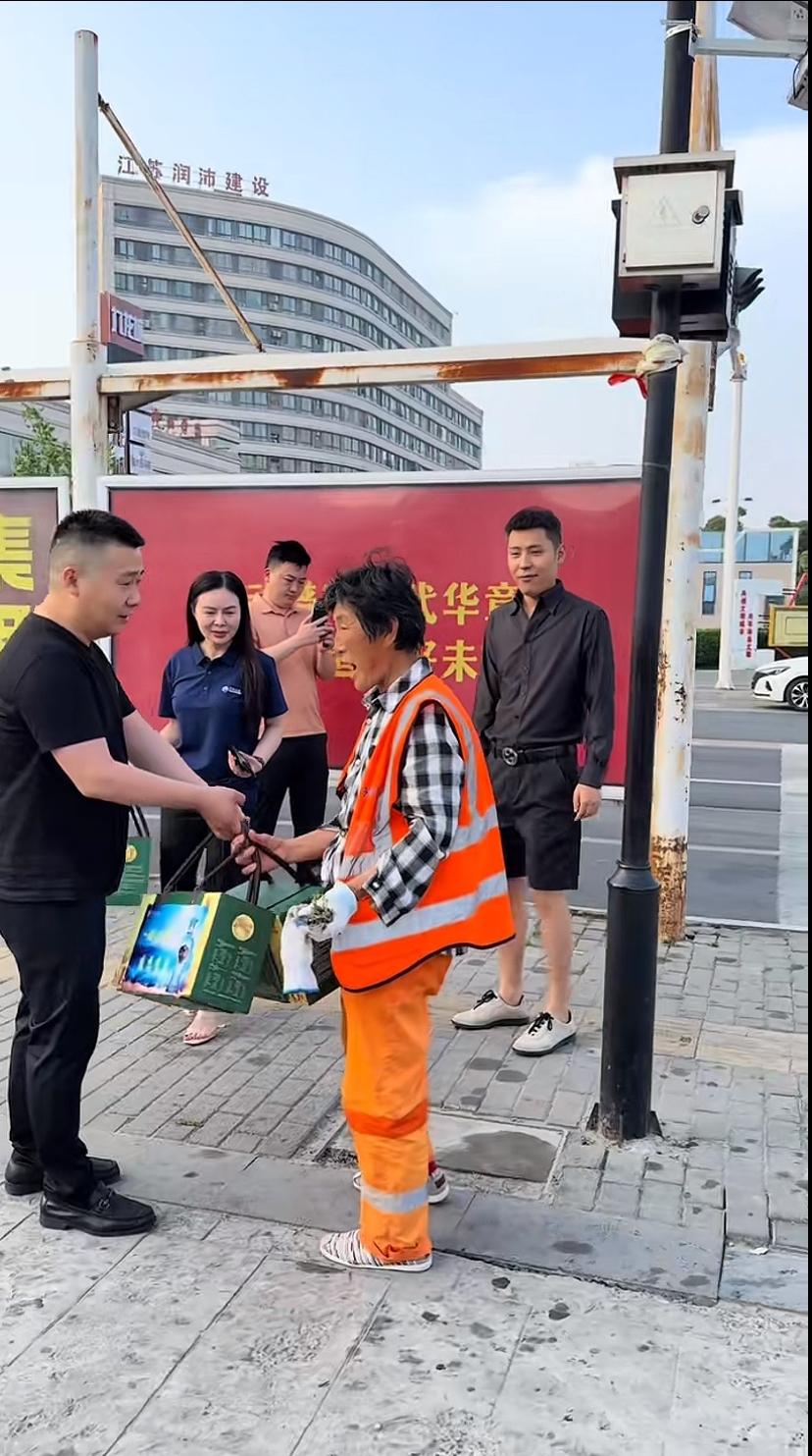 江苏沛县徐公子，花了几千块钱，买了本地老字号大屯李家粽子礼盒，凌晨五点就跟着父亲