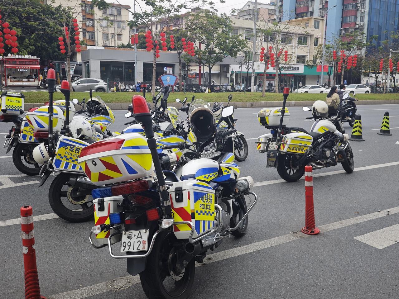 交警出动查电鸡
广州同和金铂广场前电鸡停放是个老大难。长久以来电鸡停放毫无秩序，