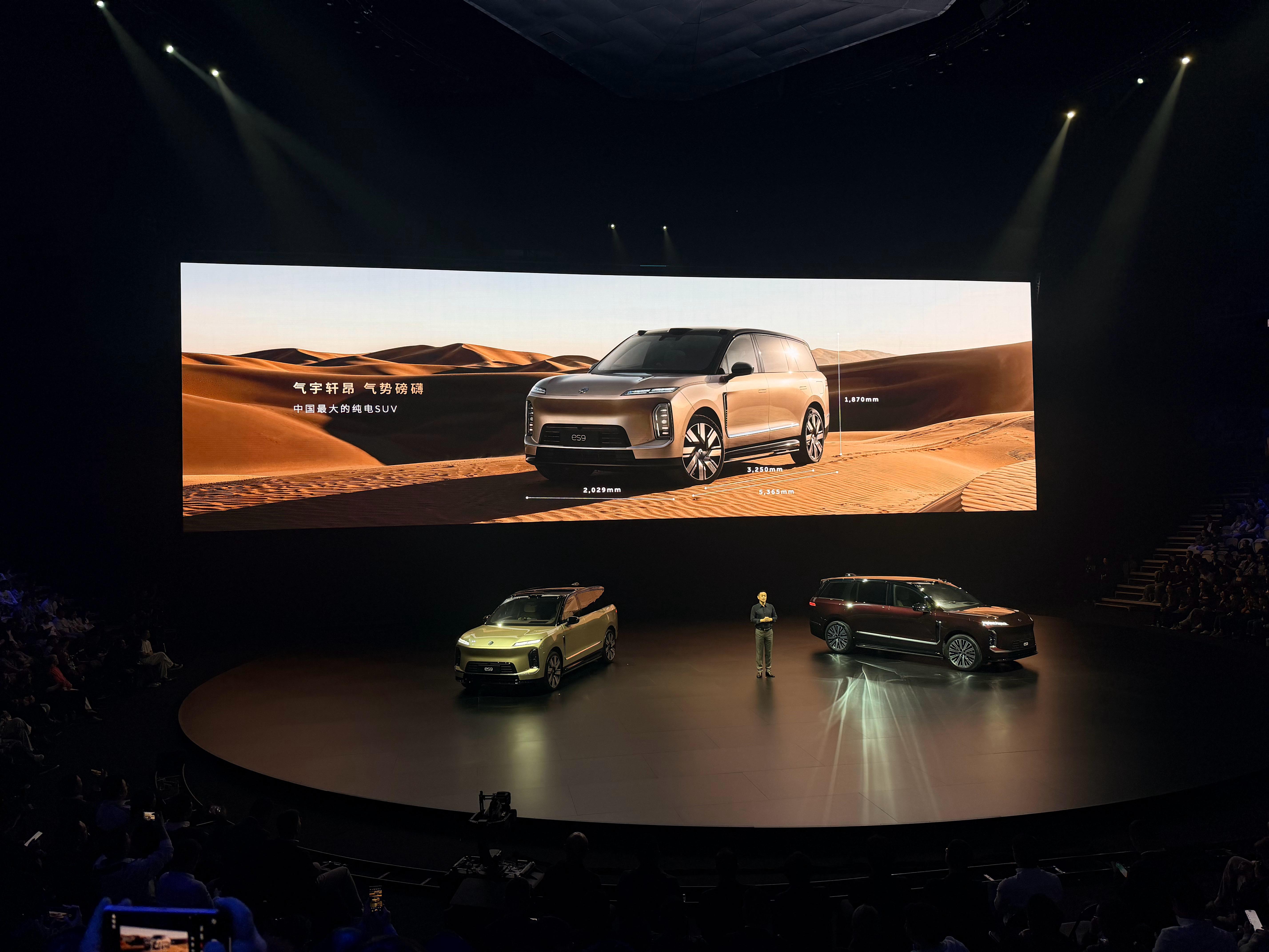 今天舞台上的两台车，是晨曦金和M42星云红，这应该是有意为之，看来官方觉得这两个