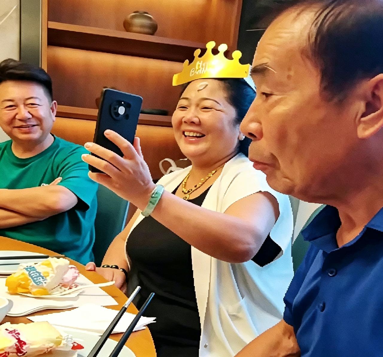 何庆魁给娇妻庆生，这反差绝了！女方戴着皇冠举着手机笑得那叫一个甜，再看旁边老何这