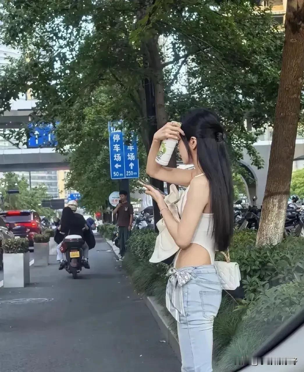 “是个人才！”广东，一男子去接朋友。怎料，就在马路边，他邂逅了一位容貌与身材都极