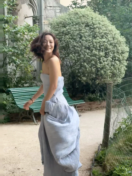 王珞丹九年之后故地重游 认真对比完两组照片，青涩的少年感慢慢沉淀成从容底气，岁月