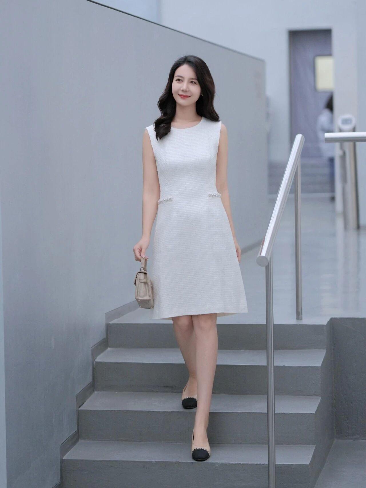 整体风格
简约高级的现代极简风，以灰白冷调空间为背景，凸显干净利落的质感，整体氛