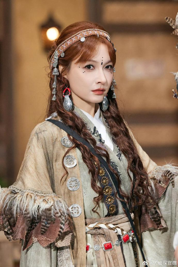 吴昕被夸穿搭越夸张造型越正确吴昕大侦探夸张造型 吴昕穿搭自带气场，造型越夸张越正