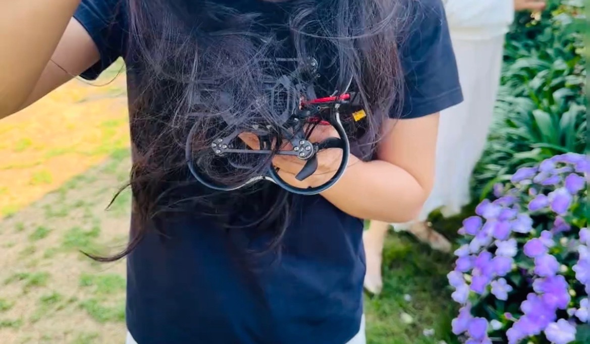 【玉林一女子的头发被卷进无人机里】4月25日，网友爆料称：玉林一名女子的头发被卷