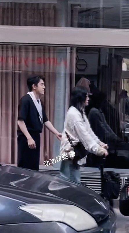 尚雯婕身边随时刷新一个李佳琦尚雯婕受伤后，巴黎合伙人的反应太让人感动！拿东西、扶